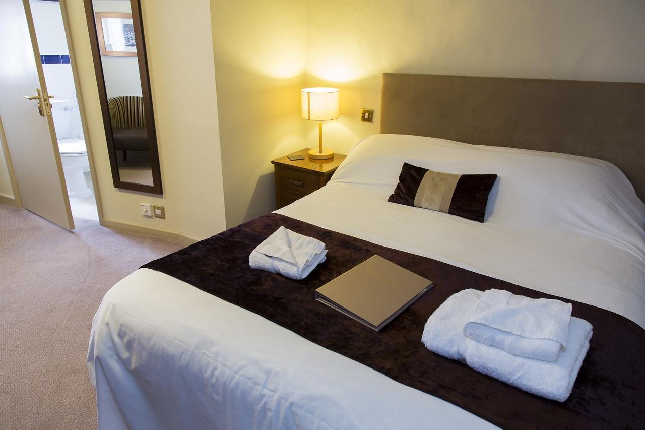 The Talbot Hotel Ледбери Экстерьер фото